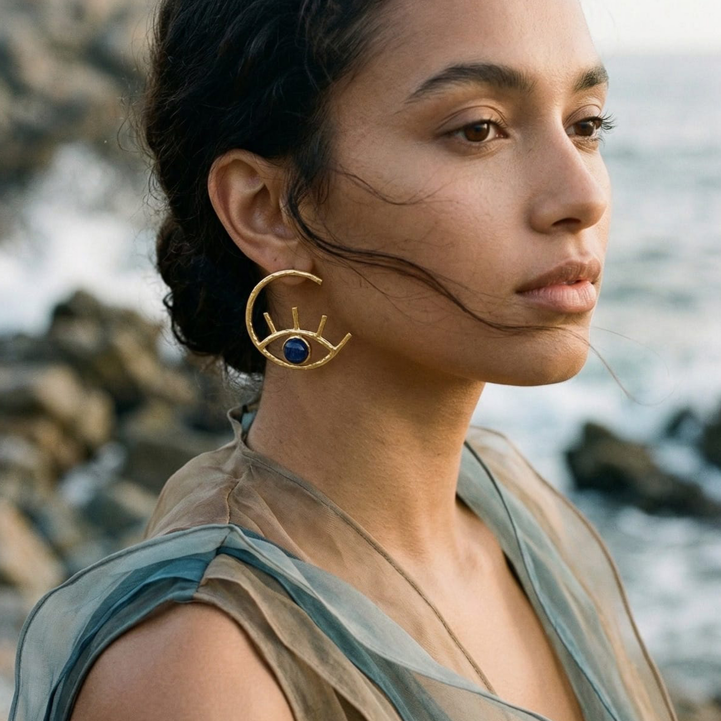 Artistic eye motif hoop earrings in gold tone