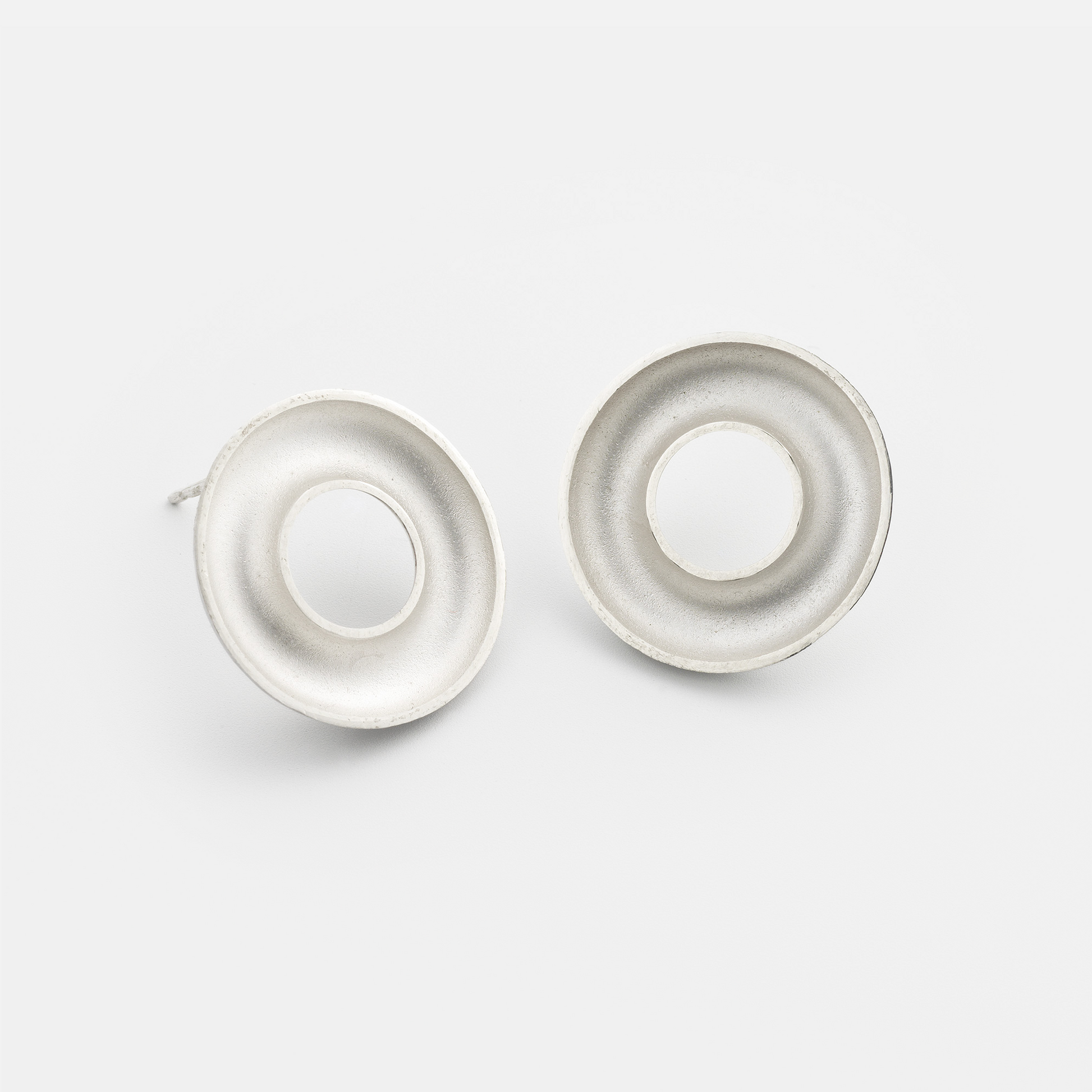 Handmade Orbis Medium Sterling Silver Stud Earrings featuring a sculptural 20 mm concave torus design with polished finish. Contemporary designer jewellery handcrafted in Glasgow.
